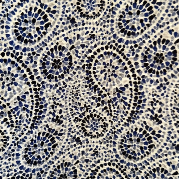 Sleeveless v neck with pretty white, and shades of blue in a pretty pattern - Picture 3 of 3